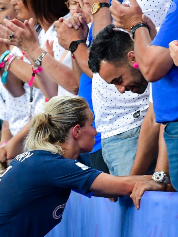 Ce mardi 8 août 2023, les Bleues d'Hervé Renard rencontre cet après-midi le Maroc, à l'occasion des huitièmes de finale de la Coupe du monde.
Amandine Henry et son compagnon Karim Kessaci dans les tribunes lors du quart de finale de la Coupe du Monde Féminine de football opposant les Etats-Unis à la France au Parc des Princes à Paris, France, le 28 juin 2019. Les USA ont gagné 2-1. © Pierre Perusseau/Bestimage