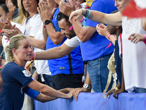 C'est avec Karim que l'ancienne joueuse de l'OL, qui évolue désormais au Angel City FC de Los Angeles, est en couple depuis plusieurs années.
Amandine Henry et son compagnon Karim Kessaci dans les tribunes lors du quart de finale de la Coupe du Monde Féminine de football opposant les Etats-Unis à la France au Parc des Princes à Paris, France, le 28 juin 2019. Les USA ont gagné 2-1. © Pierre Perusseau/Bestimage