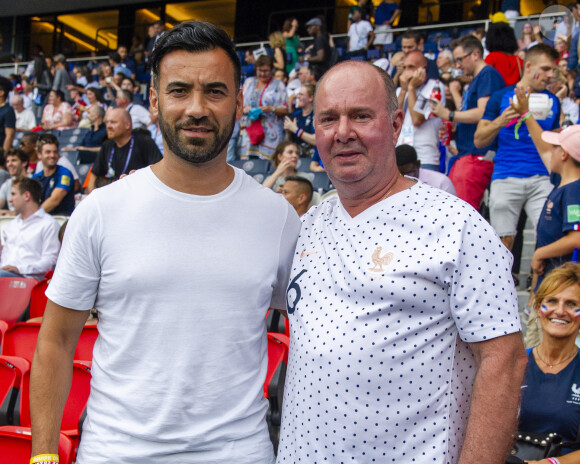 Un moment difficile pour la joueuse, qui peut certainement compter sur le soutien de son compagnon, Karim.
EXCLUSIF - Karim Kessaci (le compagnon d'Amandine Henry) et le père d'Amandine Henry dans les tribunes lors du quart de finale de la Coupe du Monde Féminine de football opposant les Etats-Unis à la France au Parc des Princes à Paris, France, le 28 juin 2019. Les USA ont gagné 2-1. © Pierre Perusseau/Bestimage