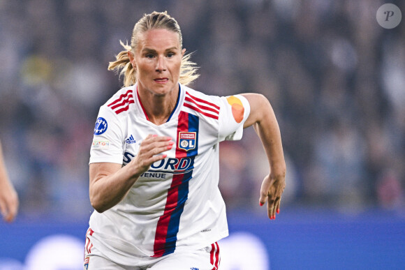 Une rencontre des plus importantes à laquelle ne participera malheureusement pas l'ancienne capitaine des Bleues, Amandine Henry.
Amandine Henry (OL) - Match de demi finale retour de la Ligue des champions féminine de l'UEFA 2021-2022 "PSG - OL (1-2)" au Parc des Princes à Paris, le 30 avril 2022.