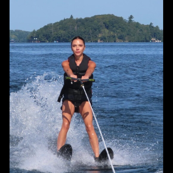 Et Victoria Beckham n'a pas hésité à faire du ski nautique
David et Victoria Beckham sur Instagram