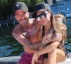 On peut ainsi voir mari et femme, très amoureux, en train de profiter des joies du bateau
David et Victoria Beckham sur Instagram