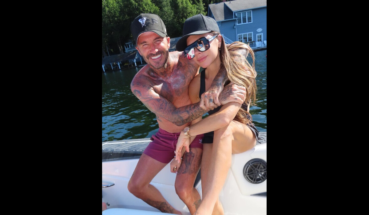 Photo : David Beckham et sa femme Victoria profitent d'une journée de  détente sur un bateau à Miami. Le 22 octobre 2022 - Purepeople