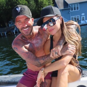 On peut ainsi voir mari et femme, très amoureux, en train de profiter des joies du bateau
David et Victoria Beckham sur Instagram