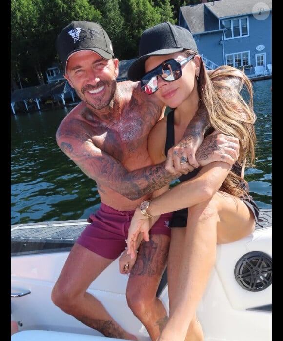 On peut ainsi voir mari et femme, très amoureux, en train de profiter des joies du bateau
David et Victoria Beckham sur Instagram