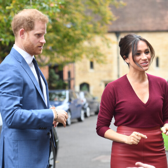 Ce changement montre une nouvelle fois à quel point un fossé s'est installé entre les Sussex et le reste de la famille
Le prince Harry, duc de Sussex, et Meghan Markle, duchesse de Sussex, arrivent pour une réunion sur l'égalité des genres avec les membres du Queen's Commonwealth Trust (dont elle est vice-présidente) et du sommet One Young World au château de Windsor, le 25 octobre 2019. 