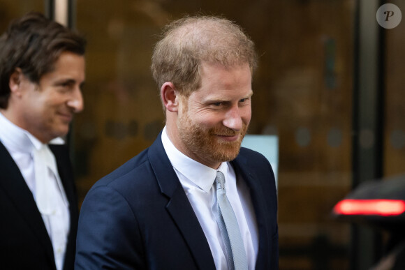 Accompagné de son avocat D.Sherborne, le prince Harry, duc de Sussex, quitte la Haute Cour de Londres au deuxième jour de son témoignage contre un tabloïd accusé de piratage de messageries téléphoniques. C'est la première apparition d'un membre de la famille royale à la barre en plus d'un siècle. Londres, le 7 juin 2023. 