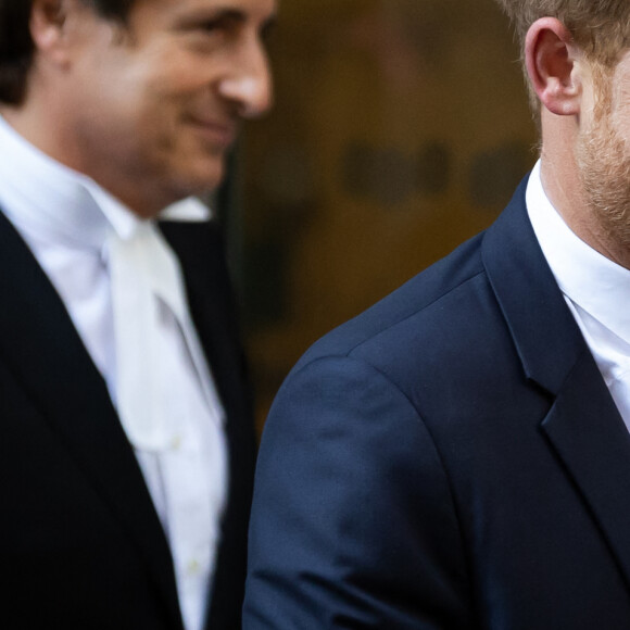 Accompagné de son avocat D.Sherborne, le prince Harry, duc de Sussex, quitte la Haute Cour de Londres au deuxième jour de son témoignage contre un tabloïd accusé de piratage de messageries téléphoniques. C'est la première apparition d'un membre de la famille royale à la barre en plus d'un siècle. Londres, le 7 juin 2023. 