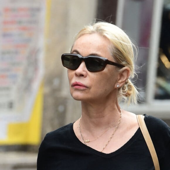 Mais c'est la tête baissée, toujours, qu'il prend la pose. Pour encore plus de discrétion, sans doute.
Emmanuelle Béart - Obsèques de Jane Birkin en l'église Saint-Roch à Paris. Le 24 juillet 2023 © Jacovides-KD Niko / Bestimage