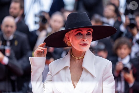 Le jeune adolescent de 14 ans a même récemment eu le droit d'ouvrir son propre compte Instagram.
Emmanuelle Béart - Montée des marches du film " Jeanne du Barry " pour la cérémonie d'ouverture du 76ème Festival International du Film de Cannes, au Palais des Festivals à Cannes. Le 16 mai 2023 © Olivier Borde / Bestimage