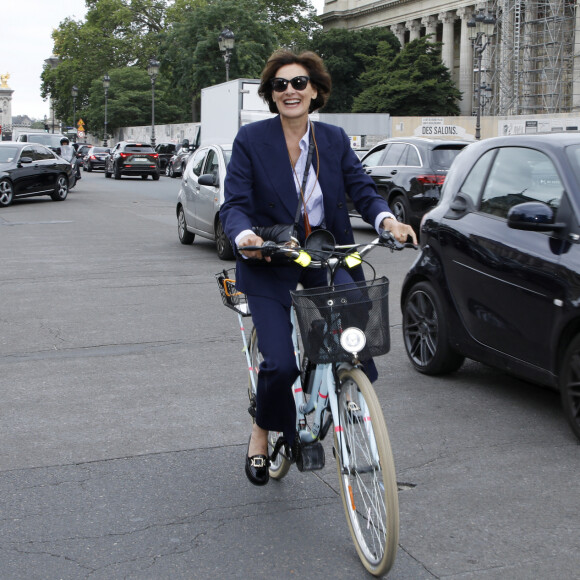 Inès de la Fressange - Sorties du défilé de mode automne-hiver 2024 Haute-Couture "Schiaparelli" lors de la fashion week de Paris. Le 3 juillet 2023 © Denis Guignebourg / Bestimage 