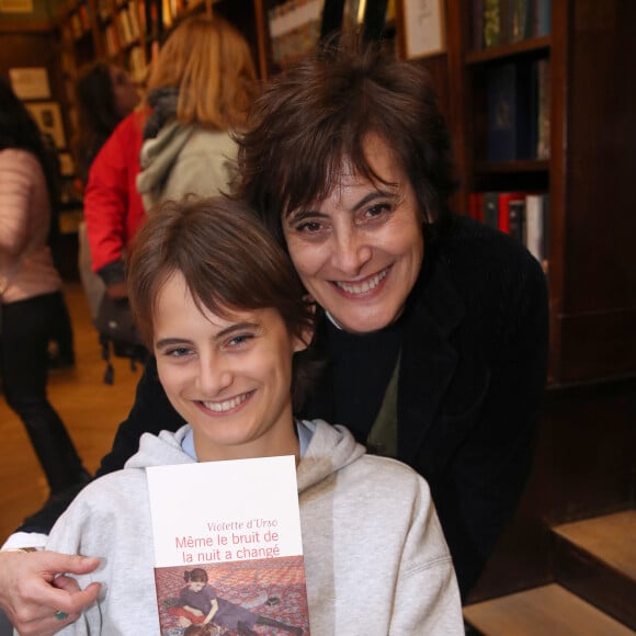 Violette d'Urso et sa mère Inès de La Fressange - Violette d'Urso dédicace son livre "Même le bruit de la nuit a changé" à la librairie Galignani à Paris, France, le 25 mars 2023. © Bertrand Rindoff/Bestimage 