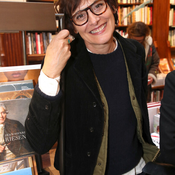 Inès de La Fressange, fière de sa fille - Violette d'Urso dédicace son livre "Même le bruit de la nuit a changé" à la librairie Galignani à Paris, France, le 25 mars 2023. © Bertrand Rindoff/Bestimage 