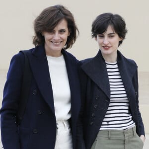 Mais sa fille aînée, Nine, a bien eu du mal à accepter cette nouvelle relation
Inès de la Fressange et sa fille Nine - Sorties du défilé de mode prêt-à-porter automne-hiver 2020/2021 "Dior" à Paris. Le 25 février 2020 © Veeren Ramsamy-Christophe Clovis / Bestimage 