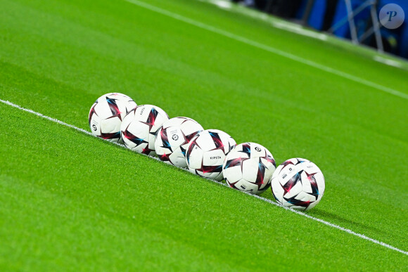 Les membres du personnel médical de l'équipe sont venus à son secours, mais malheureusement, le sportif n'a pas pu être sauvé
Ballon lors du match de Ligue 1 Uber Eats "PSG - Strasbourg (2-1)" au Parc Des Princes, le 28 décembre 2022.