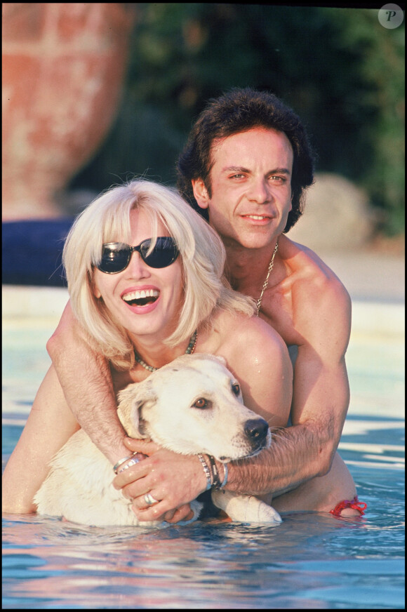 ARCHIVES - AMANDA LEAR ET SON MARI ALAIN PHILIPPE MALAGNAC , RENDEZ VOUS DANS LEUR VILLA DE SAINT REMY DE PROVENCE  