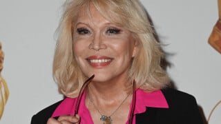 Amanda Lear propriétaire d'un mas en Provence, dans lequel est mort son mari : elle continue de l'entretenir "à grands frais"
