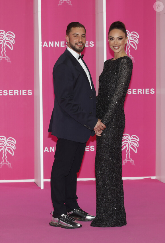 Marwan Berreni de "Plus Belle la Vie" et sa compagne Tiphaine Schirier au photocall lors de la 5ème saison du festival International des Séries "Canneseries" à Cannes, France, le 2 avril 2022. © Denis Guignebourg/Bestimage 