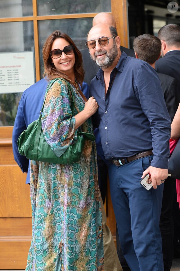 Julia Vignali et son mari Kad Merad - Mariage de Claude Lelouch à la mairie du 18ème à Paris. Le 17 juin 2023