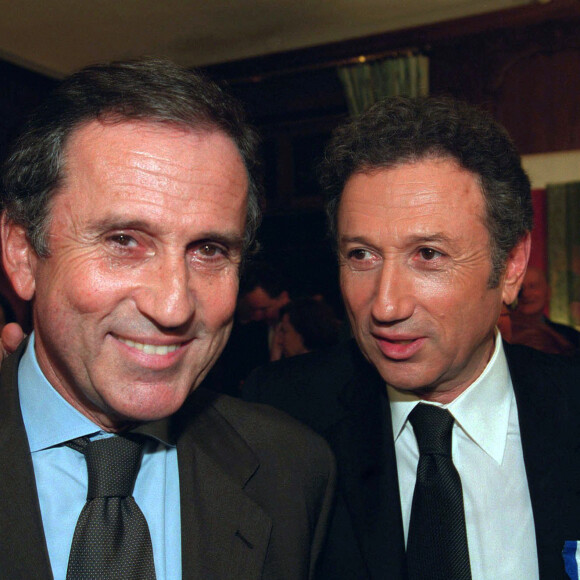Un choc immense.
Le 1er Ministre Quebecois en France remettant l'insigne de l'ordre national du Quebec à Michel Drucker et Bernard Pivot. (DANIEL GIRY / BESTIMAGE)