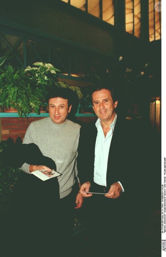 Alors qu'il s'apprête à faire son grand retour à l'antenne, Michel Drucker se remémora certainement d'innombrables souvenirs de son frère Jean ce samedi 12 août 2023.
Michel Drucker et Jean Drucker à Bercy en 1997.