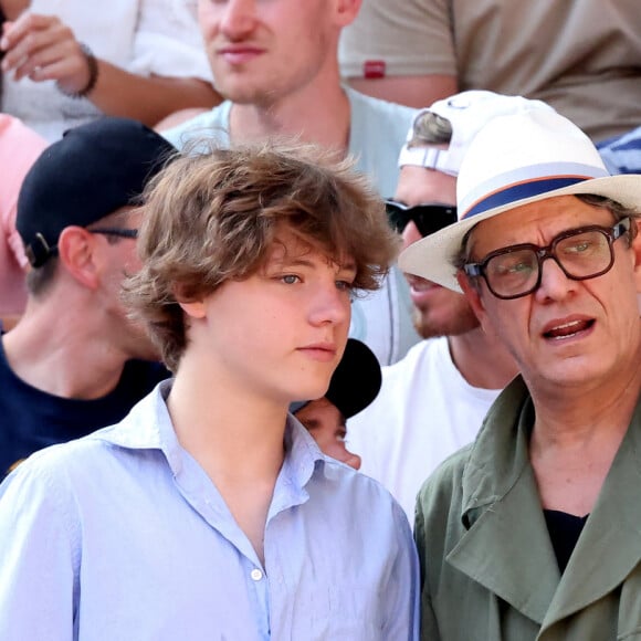 Mais ce mois d'août c'est sur scène que le chanteur à la voix si suave fera son retour.
Marc Lavoine et son fils Roman dans les tribunes des Internationaux de France de tennis de Roland Garros 2023 le 6 juin 2023. © Jacovides-Moreau/Bestimage