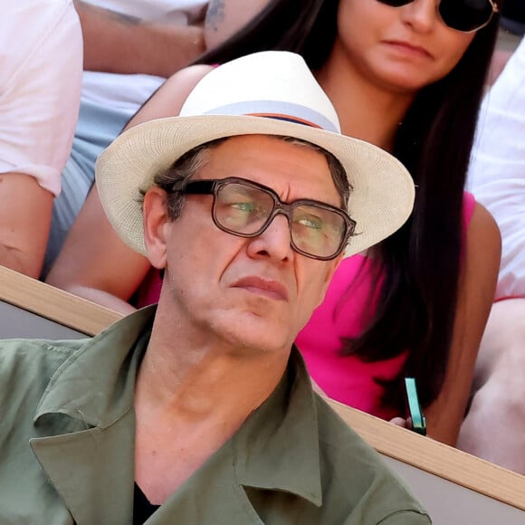 Marc Lavoine et son fils Roman dans les tribunes des Internationaux de France de tennis de Roland Garros 2023 le 6 juin 2023. © Jacovides-Moreau/Bestimage 