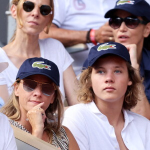 Sarah Poniatowski (Lavoine) et son fils Roman dans les tribunes des internationaux de France de Roland Garros à Paris le 1er juin 2022. © Cyril Moreau - Dominique Jacovides/Bestimage