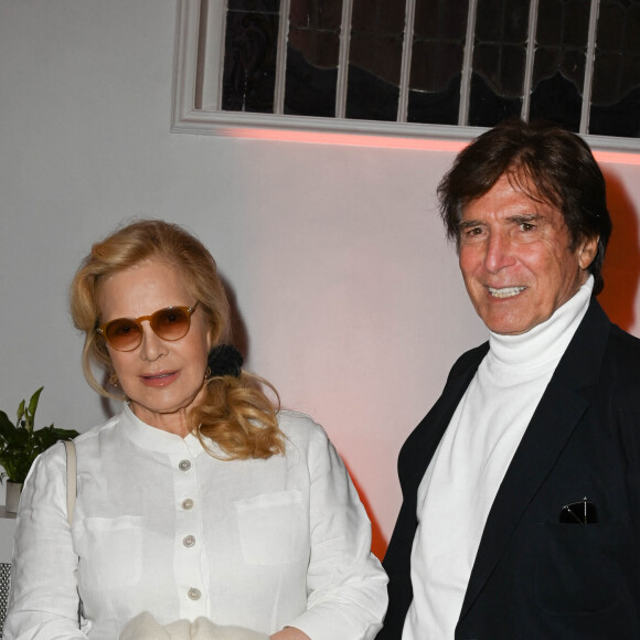 Et depuis, les deux hommes sont très proches.
Exclusif - Sylvie Vartan et son mari Tony Scotti - Soirée de lancement du premier livre de R. Perez "Ma mère, Dieu et Sylvie Vartan" aux éditions Les Escales dans les salons Hoche à Paris le 29 septembre 2021. © Coadic Guirec/Bestimage 