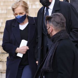 Sylvie Vartan et son mari Tony Scotti - Sorties de la messe anniversaire à la mémoire de Pierre Cardin en l'église de La Madeleine à Paris. Le 29 janvier 2021 