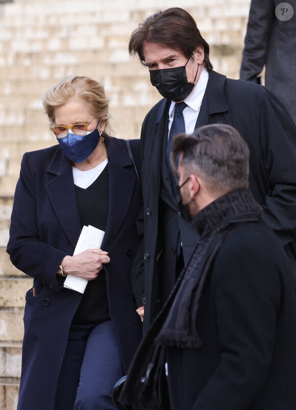 Sylvie Vartan et son mari Tony Scotti - Sorties de la messe anniversaire à la mémoire de Pierre Cardin en l'église de La Madeleine à Paris. Le 29 janvier 2021 