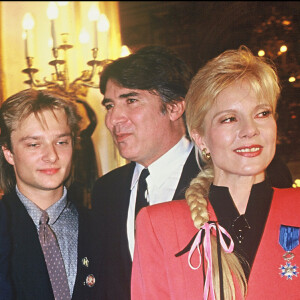 Sylvie Vartan reçoit la médaille de l'Ordre National du mérite entourée de David Hallyday, Johnny Hallyday et Tony Scotti. 