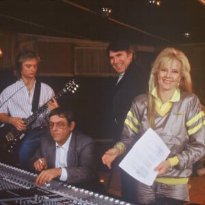 Sylvie Vartan en studio avec son mari Tony Scotti et son fils David en 1985.