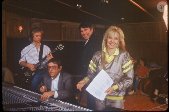 Sylvie Vartan en studio avec son mari Tony Scotti et son fils David en 1985.