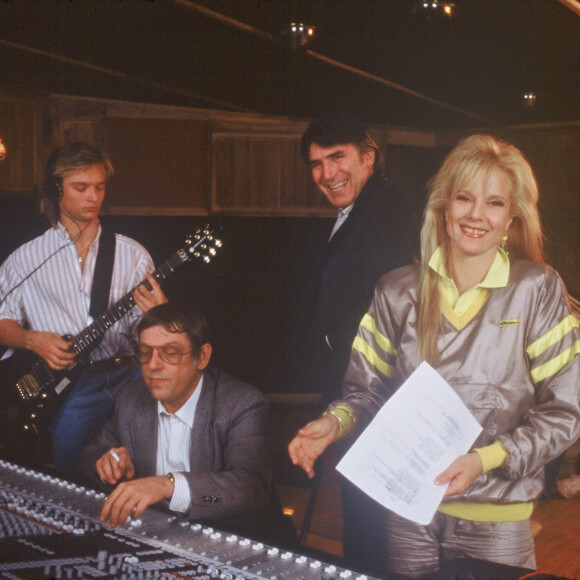 Sylvie Vartan en studio avec son mari Tony Scotti et son fils David en 1985.