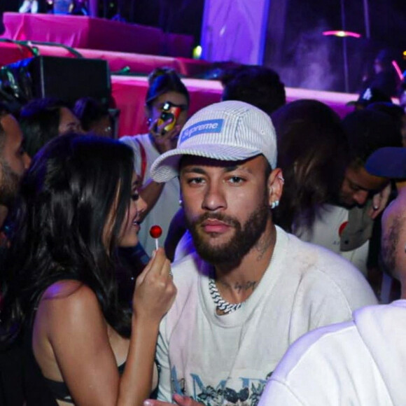 "Allez ouste. MLS, Saudi League, du balai les PSGix. On vous a assez vu", conclut-il sur le dossier Neymar
 
Neymar et Bruna Biancardi.