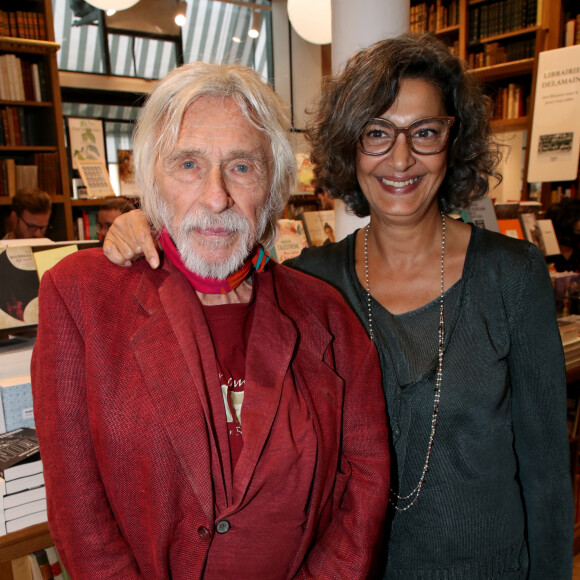 Un anniversaire qu'il devrait fêter avec sa femme Ceyla Lacerda.
Exclusif - Pierre Richard et sa femme Ceyla Lacerda - Guy Cuevas, le DJ culte des années Palace, dédicace son livre " Avant que la nuit ne m'emporte " à la librairie Delamain à Paris le 08 Juin 2022. Bertrand Rindoff / Bestimage 