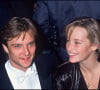 La jolie blonde lui a meme rappelé qu'il était le "meilleur" des pères.
David Hallyday et Estelle Lefébure en 1989.