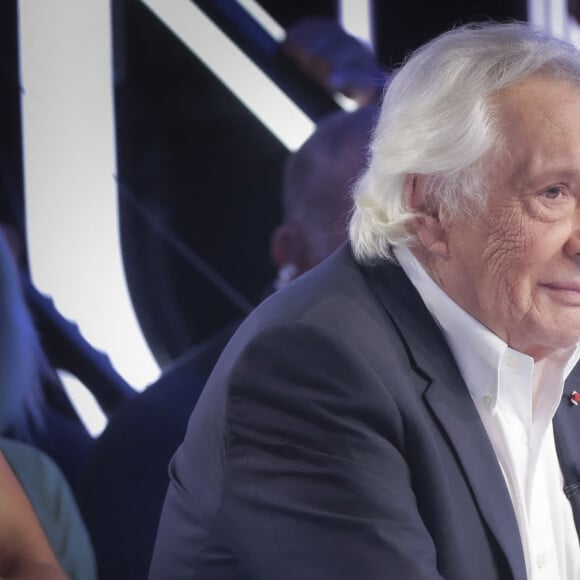 Considéré comme un monument de la variété française, cette chanson sortie en 1981 est depuis défendue par de très nombreux internautes.
Exclusif - Michel Sardou sur le plateau de l'émission Touche pas à mon poste (TPMP) présentée en direct par C.Hanouna et diffusée sur C8 le 29 août 2022. © Jack Tribeca / Bestimage 