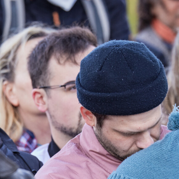 Paul Belmondo, Alessandro et son fils Vahé - Inauguration de "La promenade Jean-Paul Belmondo" au terre-plein central du pont de Bir-Hakeim, ouvrage public communal situé sous le viaduc du métro aérien, à Paris (15e, 16e) le 12 avril 2023. © Cyril Moreau/Bestimage 