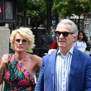 Le journaliste Gérard Leclerc est décédé récemment.
Sophie Davant et son compagnon William Leymergie - Mariage de Claude Lelouch à la mairie du 18ème à Paris.