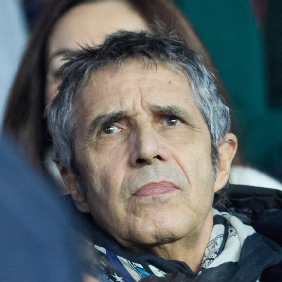 Julien Clerc en tribunes lors du match de championnat de Ligue 1 Uber Eats opposant le Paris Saint-Germain (PSG) au RC Lens (3-1) au Parc des Princes à Paris le 15 avril 2023. © Cyril Moreau/Bestimage 