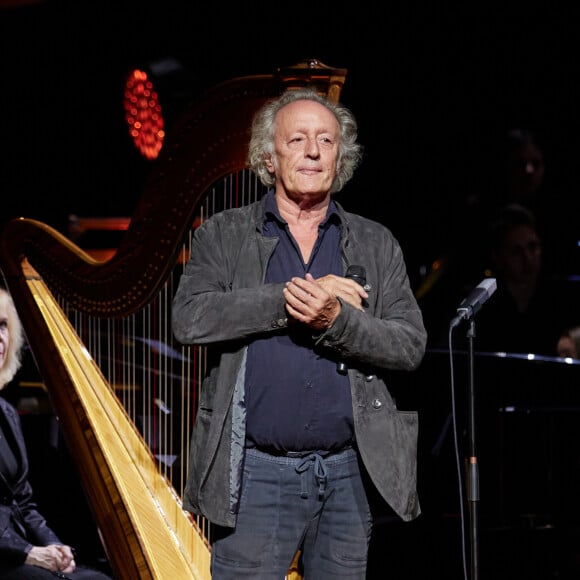 Exclusif - Didier Barbelivien - Scène - Spectacle symphonique Claude Lelouch "D'un film à l'autre" au Palais des Congrès de Paris le 14 novembre 2022. Pour Fêter ses 85 ans et 60 de carrière, Claude Lelouch a créé un ciné-concert, "Claude Lelouch - D'un film à l'autre", dans lequel la musique de ses films est jouée par l'orchestre philharmonique de Prague, au Palais des Congrès à Paris. Sur le gâteau, son chiffre fétiche : 13 car 85 ans (8+5 = 13). Claude Lelouch associe le 13 à toute sa vie professionnelle : sa société "Les films 13" et son cinéma, le "Club 13. © Moreau / Rindoff / Bestimage 