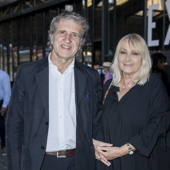 C'est lui qui conduisait l'appareil de tourisme, modèle Robin DR 400, accompagné de deux personnes.
Gérard Leclerc et sa femme Julie - "Jam Capsule" - Expérience culturelle immersive dans le Hall de la Villette à Paris. © Olivier Borde/Bestimage