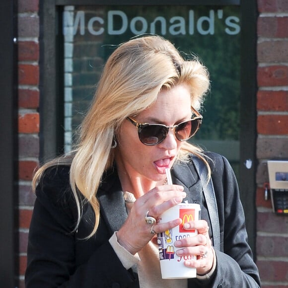 La canicule frappe à nouveau l'Hexagone, alors que le mois d'août touche doucement à sa fin.
Exclusif - Kate Moss quitte un restaurant McDonald's à Londres