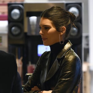 Kendall Jenner est allée dîner au McDonalds sur Oxford Street avec une amie juste après la soirée des British Fashion Awards à Londres, le 10 décembre 2018. Kendall a changé de tenue après la soirée pour se rendre au McDonalds.