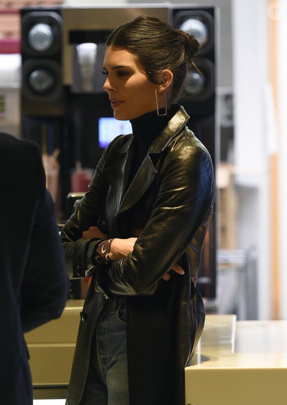 Kendall Jenner est allée dîner au McDonalds sur Oxford Street avec une amie juste après la soirée des British Fashion Awards à Londres, le 10 décembre 2018. Kendall a changé de tenue après la soirée pour se rendre au McDonalds.