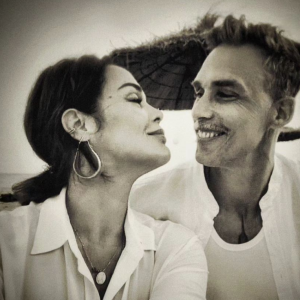 Ils apparaissent sur une plage, assortis tous deux vêtus de blanc, s'échangeant un regard qui en dit long sur l'amour qu'ils se portent l'un à l'autre.
Lola Dewaere en couple avec Gianni Giardinelli. Instagram