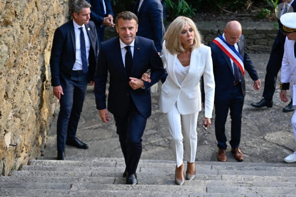 Le président Emmanuel Macron et sa femme Brigitte assistent à la cérémonie du 79ème anniversaire de la libération de la ville de Bormes-les-Mimosas le 17 août 2023. © Philippe Magoni / Pool / Bestimage 