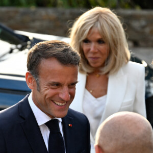 Le président Emmanuel Macron et sa femme Brigitte assistent à la cérémonie du 79ème anniversaire de la libération de la ville de Bormes-les-Mimosas le 17 août 2023. © Philippe Magoni / Pool / Bestimage 